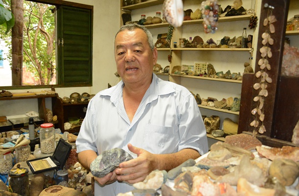 Marinho segura uma das pedras de sua coleção - Foto: Ronaldo Teixeira / AGORA MT