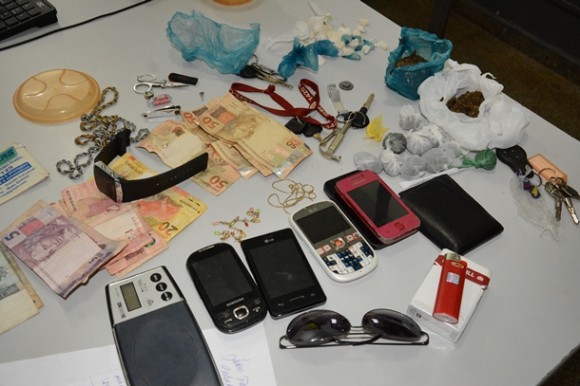 Parte dos objetos que foram encontrados na residência - Foto: Ronaldo Teixeira / AGORA MT
