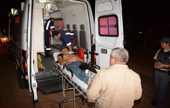 A vítima foi baleada no tórax e na perna – Foto: Varlei Cordova / AGORA MT