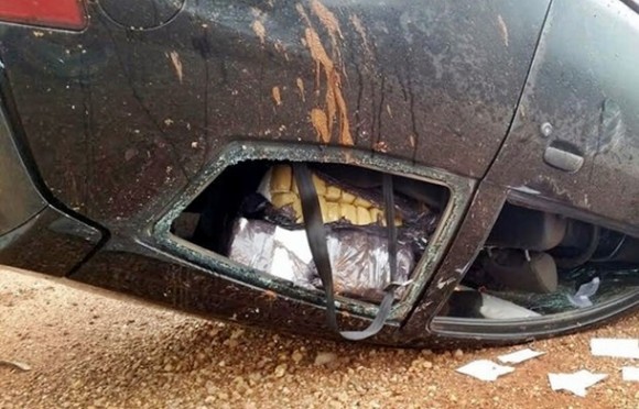8 pacotes de maconha foram encontrados no veículo - Foto: Assessoria / PRF