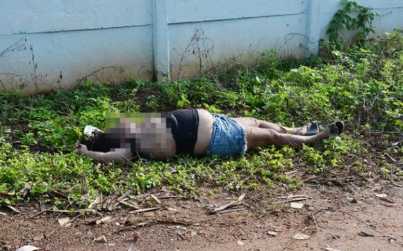 Mulher morta no beco ao lado do Córrego Canivete - Foto: Ricardo Costa / AGORA MT