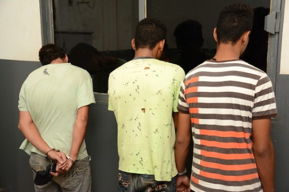 Três dos quatro menores detidos ontem na Vila Mineira - Foto: Messias Filho / AGORA MT