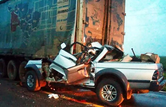 O caminhão baú estava parado na rodovia na hora do acidente - Foto: Assessoria / Corpo de Bombeiros 