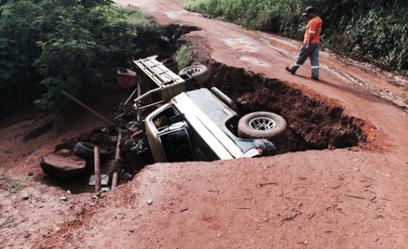 Esta não é a primeira vez que um veículo cai no buraco - Foto: você repórter 