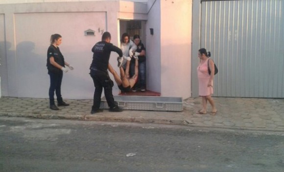 Corpo do suspeito sendo retirado da residência - Foto: José Antônio 