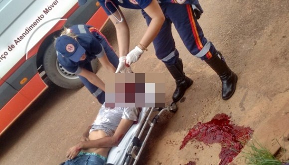 Profissionais do SAMU tentou reanimar a vítima que morreu a caminho do hospital - Foto: você repórter