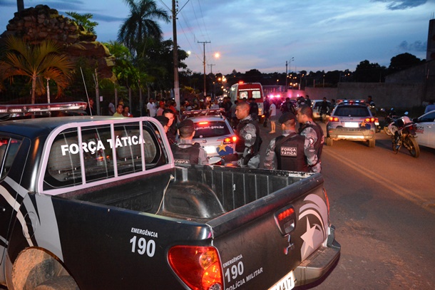 Policiais se aglomeram no local - Foto: Messias Filho / AGORA MT
