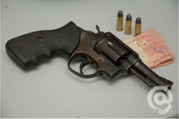 A arma usada pelos suspeitos durante o roubo - Varlei Cordova / AGORA MT