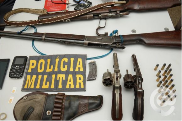 Armas encontradas com os suspeitos - Foto: Varlei Cordova / AGORA MT