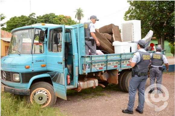 Os suspeitos roubaram o caminhão, vários móveis e eletrodomésticos da fazenda - Foto: Varlei Cordova / AGORA MT