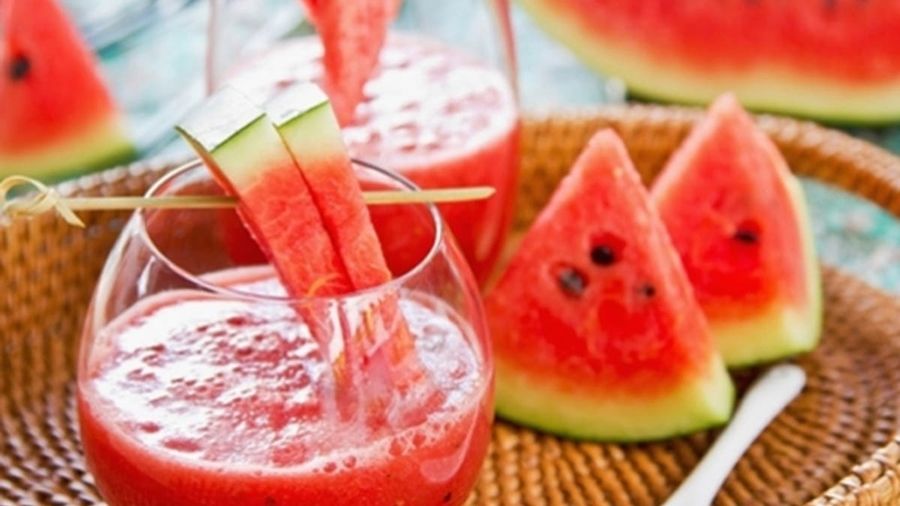 Imagem: suco de melancia 1 Conheça 7 frutas que ajudam a eliminar o inchaço