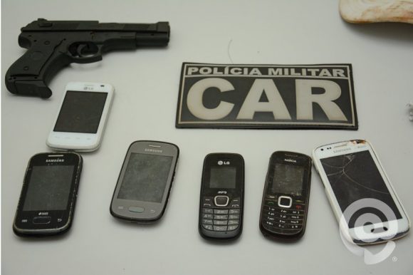 Simulacro e celulares apreendidos com o suspeito - Foto: Varlei Cordova / AGORA MT