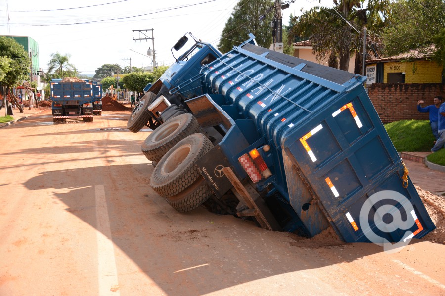Caminhão da obra tombou no novo buraco - Foto: Varlei Cordova / AGORA MT
