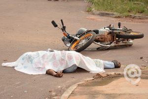 Rapaz foi assassinado enquanto trafegava de moto - Foto: Varlei Cordova / AGORA MT