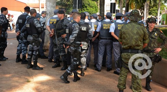 a Operação conta um expressivo número de policiais - Foto: Messias Filho / AGORA MT