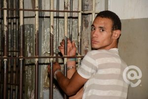 Suspeito Robinson preso pela PM - Foto: Varlei Cordova / AGORA MT