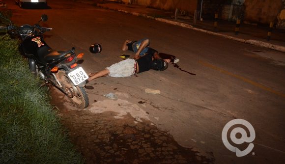 Os suspeitos baleados no Conjunto São José - Foto: Messias Filho / AGORA MT