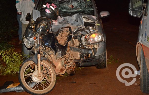 O veículo Fox colidiu na traseira da motocicleta  -Foto: Messias Filho / AGORA MT