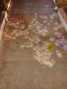 Com a explosão, parte do dinheiro ficou no chão - Foto: Divulgação / PM
