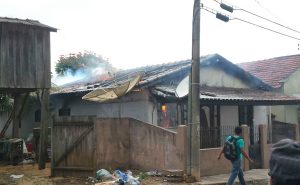 Fogo destruiu boa parte da casa - Foto: Você Repórter / AGORA MT