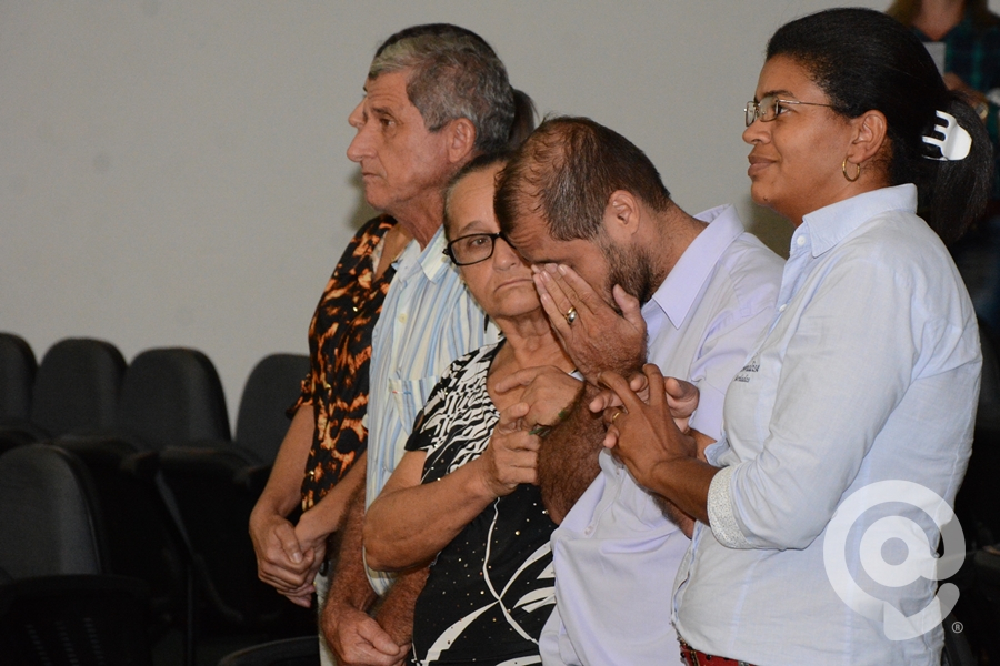 Pai e familiares se emocionaram com a sentença - Foto: Messias Filho / AGORA MT