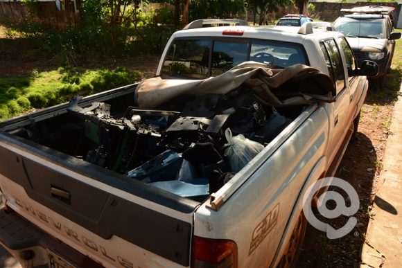 Na carroceria da caminhonete foi encontrado a carcaça dos caixas eletrônicos e vários objetos - Foto: Messias Filho / AGORA MT 