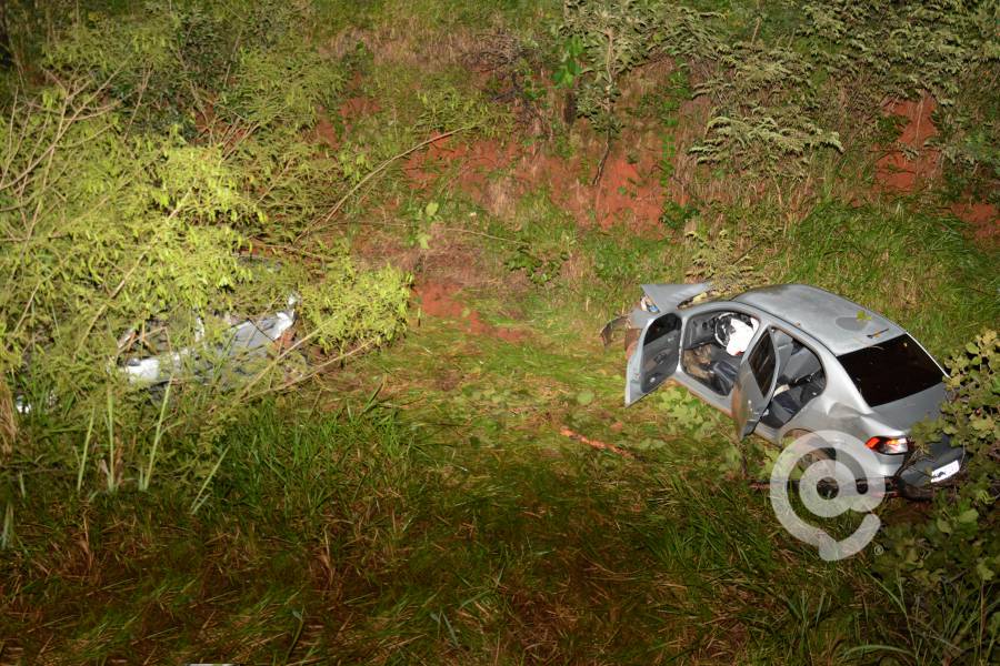 Os dois carros de passeio envolvidos no acidente - Foto: Varlei Cordova/ AGORA MT