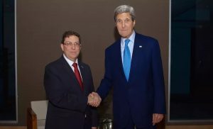 O ministro das Relações Exteriores de Cuba, Bruno Rodríguez (à esquerda), e o secretário de Estado americano, John Kerry, protagonizam encontro histórico no Panamá Foto: U.S. State Department / Reuters