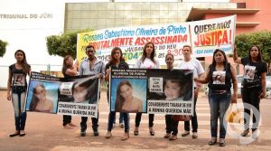 Cartazes com a foto do filho da vítima  - Foto: Varlei Cordova / AGORA MT 