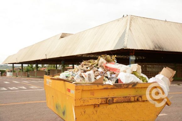 O lixo foi jogado na caçamba - Foto: Varlei Cordova / AGORA MT 