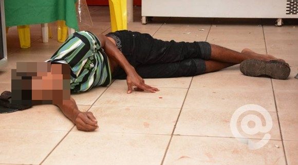 Vítima baleada nas costas - Foto: Messias Filho / AGORA MT