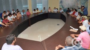 Grupo de verdureiros em reunião com os vereadores e o prefeito - Foto: Ronaldo Teixeira / AGORA MT