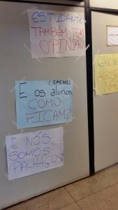 Cartazes utilizados pelos estudantes em forma de protesto - Foto: você repórter 