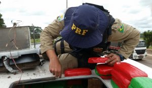 Momento em que o policial retira a droga da carreta - Foto: PRF