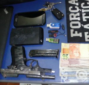 Arma, dinheiro e objetos apreendidos - Foto: Adilson Oliveira / AGORA MT 