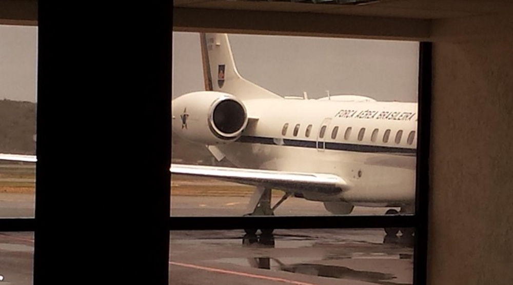 Avião da FAB que levou os senadores está parado no aeroporto - Foto: Maduradas.com / Venezuela