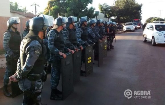 Cerca de 50 policiais da Força Tática durante a ação de despejo - Foto: Ronaldo Teixeira / AGORA MT