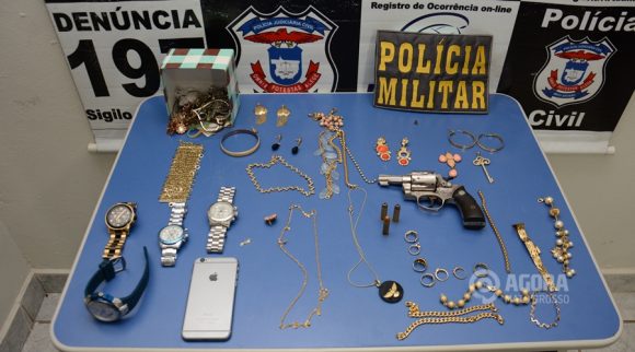 Objetos recuperados pela Policia e arma de fogo apreendida- Foto: Messias Filho/AGORA MT
