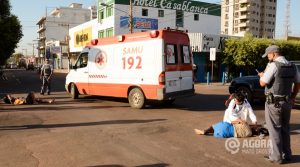 Acidente entre pedestre e motociclista no centro 01.Foto: Varlei Cordova/AGORAMT