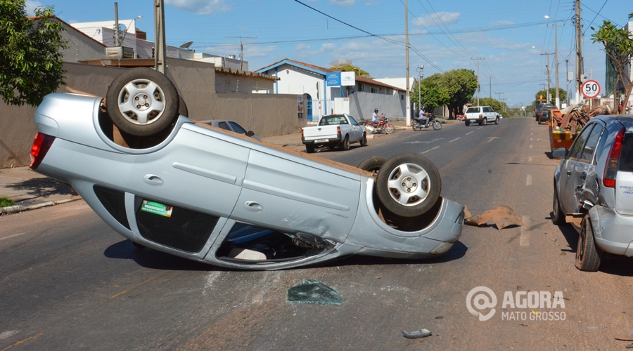Apesar do acidente a motorista não se feriu gravemente - Foto: Ricardo Costa / AGORA MT