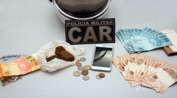 Droga dinheiro e celular com suspeito na Vila União. Foto:Messias Filho/AGORAMT
