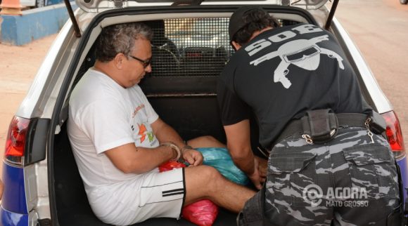 José Delgado dentro da viatura sendo transferido para Pedra Preta. Foto: Varlei Cordova/AGORAMT