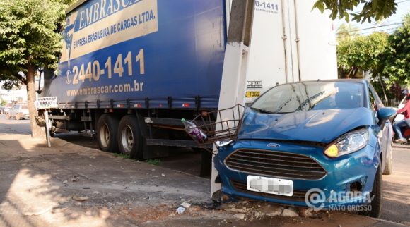 Motorista perde o controle e colide na traseira do caminhão na Av Marechal Rondon.Foto: Varlei Cordova/AGORAMT