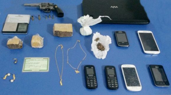 Objetos que os suspeitos roubaram da vítima - Foto: Varlei Cordova / AGORA MT 
