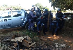 Policiais chegando no CRS - Foto: Alison Carvalho/ AGORA MT