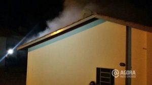 Residência pegando fogo - Foto: Adilson Oliveira / AGORA MT 
