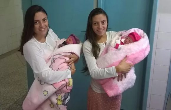 Jéssica, à esquerda, e Joyce deram à luz Valentina e Emanuelle no domingo (26) (Foto: Arquivo Pessoal)