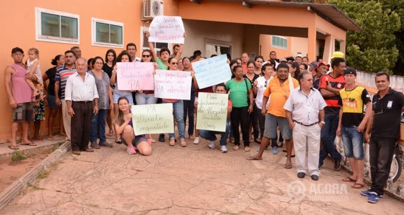 Moradores fazem manifesto na porta de hospital - Foto: Ronaldo Teixeira / AGORA MT