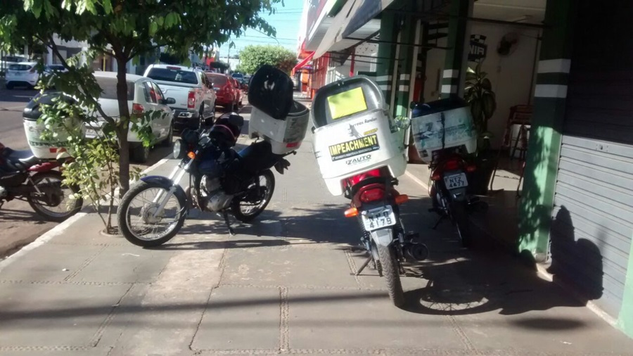 Motos estacionadas na calçada - Foto: Você Repórter