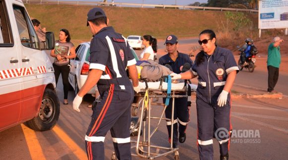 profissionais do samu socorrendo vitima de acidente-Foto:Messias Filho/AGORA MT